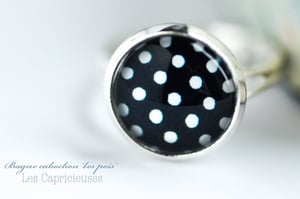 Image of Bague 'les pois' cabochon illustration sous verre support argenté