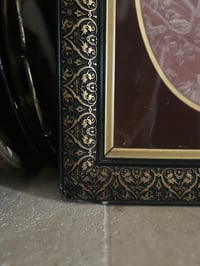 Image 6 of Grand cadre Napoleon III en bois noirci et dorures, passe-partout bordeaux et doré. XIXème siecle