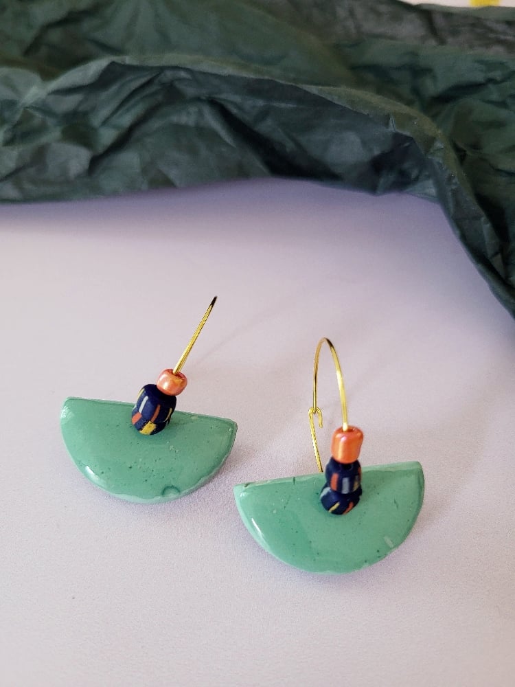 Image of Boucle d'oreilles demie lunel menthe marine tangerine