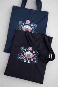 Image 2 of Tøyveske med broderi inspirert av Bolsøy-bunaden