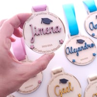 Image 3 of ​Medalla de Graduación Infantil Personalizada | Regalo Fin de Curso Colegio | Graduación 