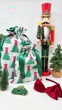 Image 2 of Le Pochon-Cadeau doublé coton sapins de Noël à noeud rouge