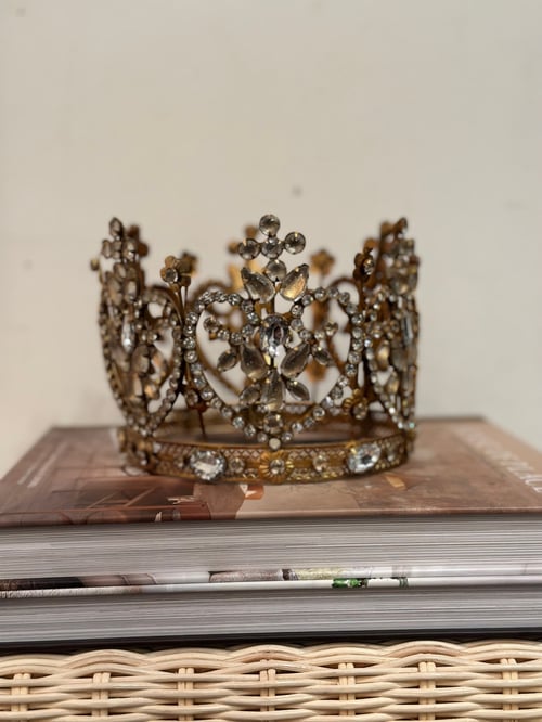 Image of Gold Crown with sparkling Diamantes 