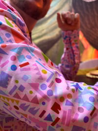 Image 3 of Camisa retro rosa.