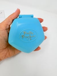 Image 4 of Ensemble bracelet et Polly Pocket boite crèche bleue