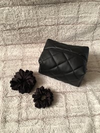 Image 4 of Kosmetyczka Eco skóra pikowana czarna w rozmiarze MIDI