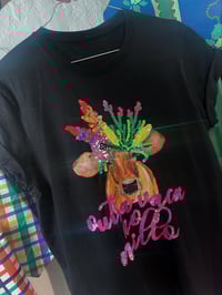 Image 1 of Camiseta bordada a man. OUTRA VACA NO MILLO. Letras rosas. Corte unisex.