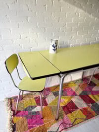 Image 6 of Table + chaises en Formica 