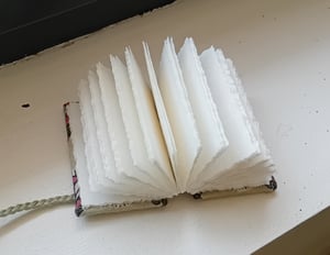 HADI — mini livre — perle en porcelaine — reliure à la française