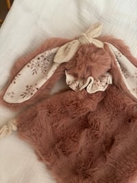 Image 3 of DOUDOU ENVELOPPANT FOIRRURE ROSE DES BOIS