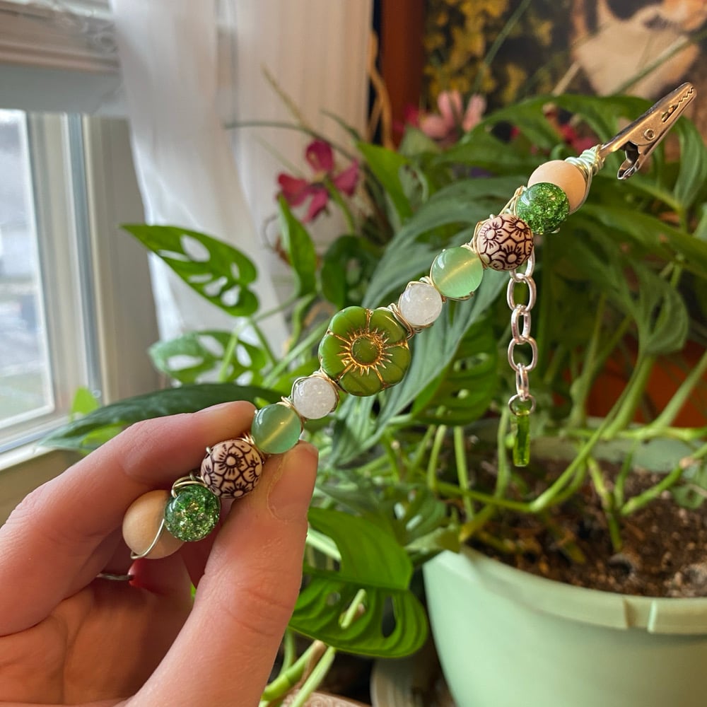 Image of green daisy roach clip 