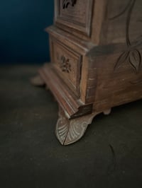 Image 10 of Incroyable petit meuble à bijoux, en bois sculpté, dite Forêt Noire, fin du 19ème s.