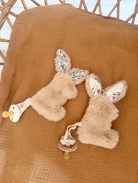 ATTACHE SUCETTE CORPS LAPINOU MOTIF AU CHOIX