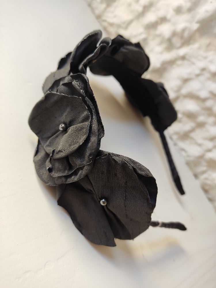 Image of Cerchietto coroncina floreale nero