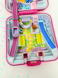 Image 7 of Ensemble bracelet et Polly Pocket Carré fushia parc d'attraction
