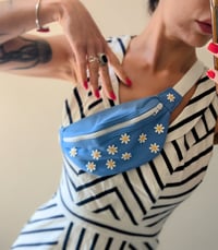 Image 2 of Petit sac banane marguerite 