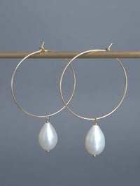 Image 1 of Créoles dorées perles de culture pendantes