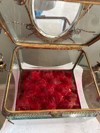 Image 12 of Très grand coffre à bijoux/reliquaire en verre biseauté, velours, miroir, XIXÈME s.