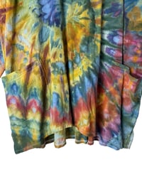 Image 7 of M 100% Cotton Forager Top in Bold Spiral Ice Dye