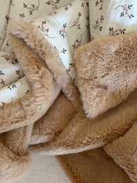 Image 2 of COUVERTURE FOURRURE SABLE MOTIF BRINDILLE