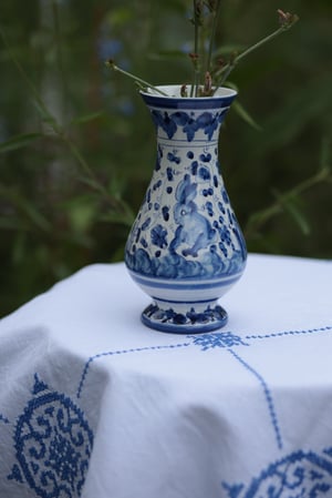 Image of Vase, weiss-blau, handbemalt mit Hase, Portugal, Fayence