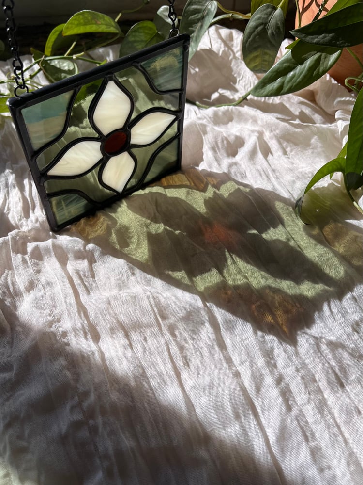 Image of Green / white flower tile