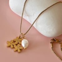 Image 4 of Triple Daisy and Pearl Necklace