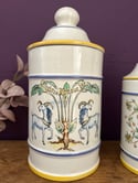 Deux pots d’apothicaire vintages: L’élixir de longue vie et Sel de sagesse.  