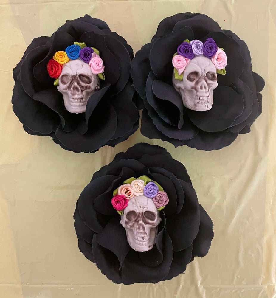 Black skull roses