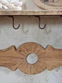 Image 3 of L'étagère à crochets 