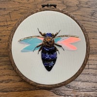 Image 4 of Shiny bee (c, 4 inches)