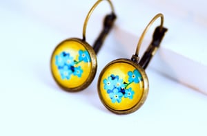 Image of Dormeuse 'Ines' Boucles d'oreilles fleur bleu jaune