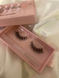 Image 1 of Allure style lash