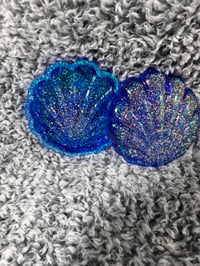 Image 2 of Resin seashell container