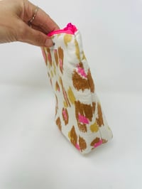 Image 2 of *EN STOCK* Trousse de toilette haute à poser intérieur enduit double gaze léo beige et rose
