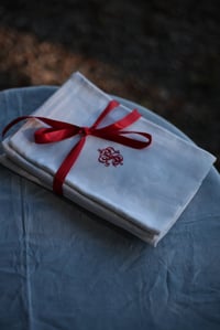 Image 4 of 4 grosse Handtücher mit Reiter/Musketier und  mit rotem Monogramm