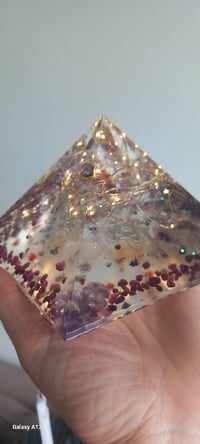 Image 3 of 💎 Pyramide-veilleuse Géométrie Sacrée : CRISTAL de Vogel + 9 cristaux illuminés par ses leds