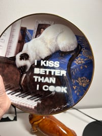 Image 3 of Pochoir sur assiette siamois