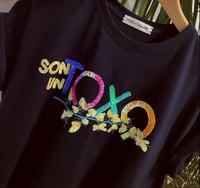 Image 1 of Camiseta bordada a man. SON UN TOXO NEGRA. CORTE UNISEX.