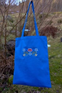 Image 4 of Tøyveske med broderier inspirert av bunadsbroderi "Nordland"