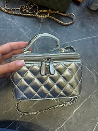 Image 3 of Handle vanity case 