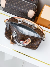 Image 11 of Two Toned Speedy