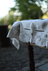 Image 6 of 1 Tischdecke mit grauer Spitze