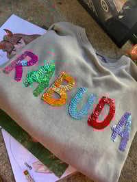 Image 4 of Suadoiro bordado a man. RABUDA. Gris letras cores. Talla L oversize. En Stock!