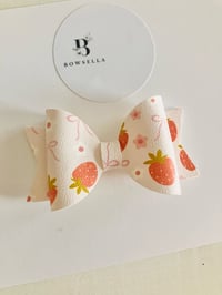 Mini strawberry bows 