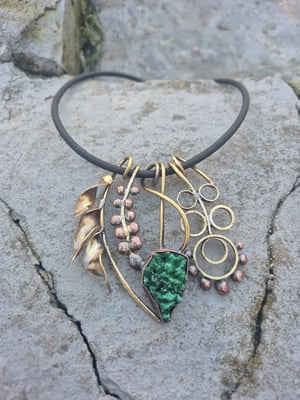 Spring pendant with malachite 