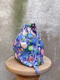 Image 2 of Bolso BOMBONERA HORTENSIAS azul