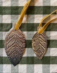 Image 4 of Decorative foil leaves