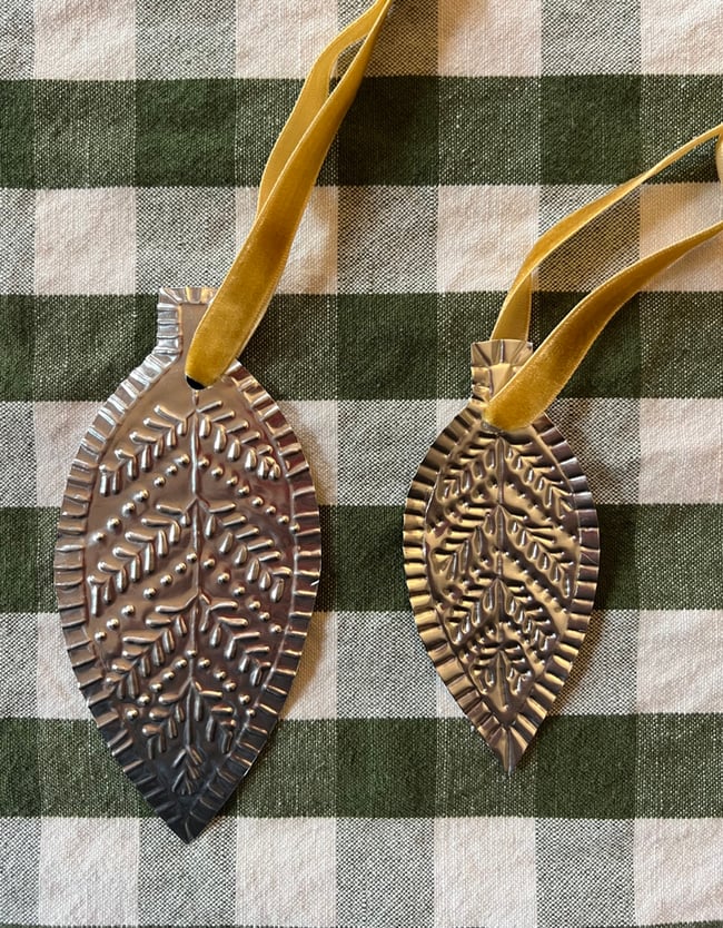 Decorative foil leaves