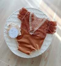 Image 2 of Photoshoot romper Felice • 0-3 months • dusty orange • flowers